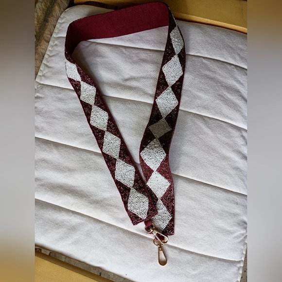 NWOT Burgundy and White Diamond Shape Beaded Purse Crossbody Strap - Picture 2 of 5
